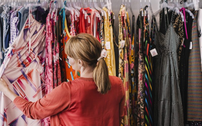 Criza Economică și Creșterea Popularității Magazinelor Secondhand: O Analiză Detaliată