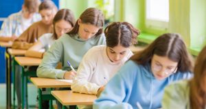 Evaluarea Națională 2026: Provocările și Așteptările Elevilor la Prima Probă Scrisă