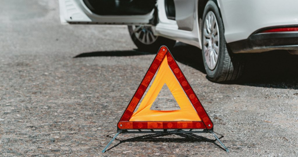 Tragedie pe drumurile din Bihor: Două vieți pierdute și un copil grav rănit în urma unui accident rutier devastator