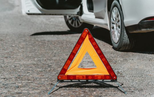 Tragedie pe drumurile din Bihor: Două vieți pierdute și un copil grav rănit în urma unui accident rutier devastator
