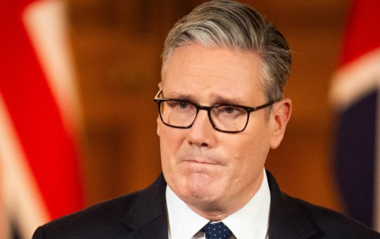 Keir Starmer în fața unei răscruci politice: Demisia premierului britanic și ascensiunea lui Andy Burnham
