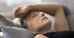 Îngrijirea pielii și părului în perioada perimenopauzei și menopauzei: Ghidul complet pentru femeile de peste 50 de ani