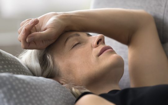 Îngrijirea pielii și părului în perioada perimenopauzei și menopauzei: Ghidul complet pentru femeile de peste 50 de ani