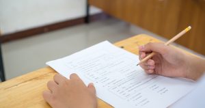 Evaluarea Națională 2026: Analiza baremului de corectare la limba română și implicațiile pentru absolvenți