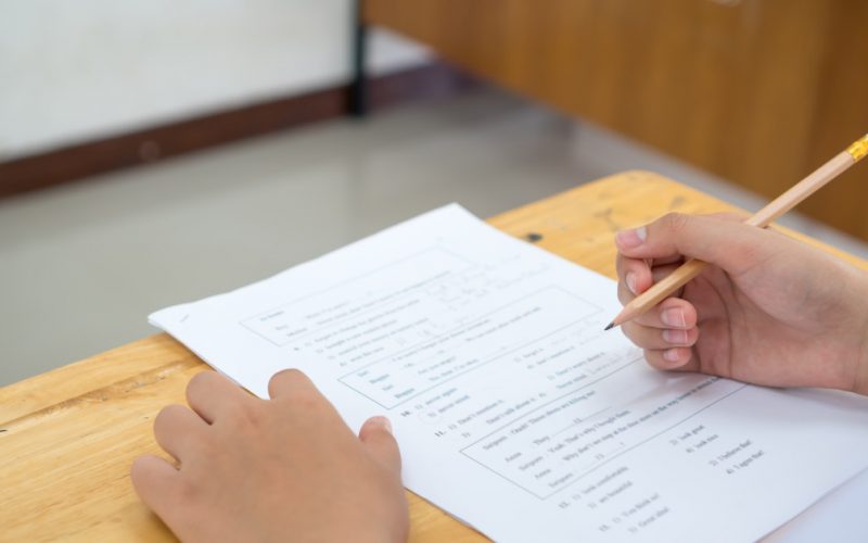 Evaluarea Națională 2026: Analiza baremului de corectare la limba română și implicațiile pentru absolvenți