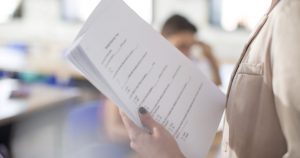 Profesorii în captivitate digitală: criza Evaluării Naționale și impactul asupra educației românești