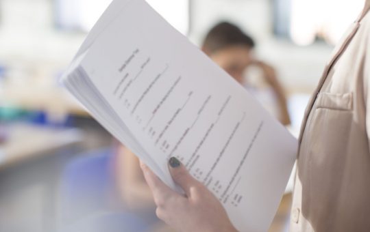 Profesorii în captivitate digitală: criza Evaluării Naționale și impactul asupra educației românești