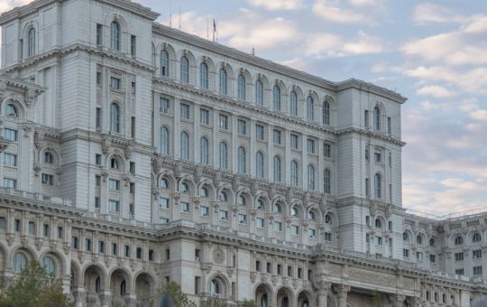Protestul funcționarilor din Parlament: Context, revendicări și implicații pe termen lung
