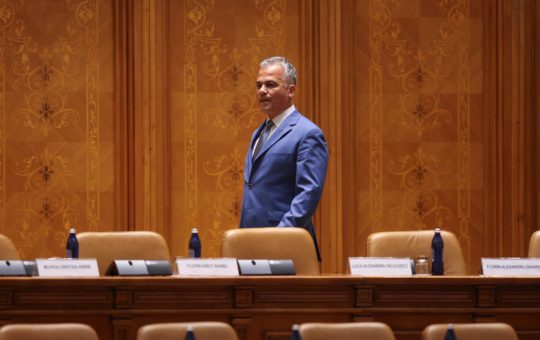 Adrian Veștea și eșecul învestirii cabinetului: O analiză a contextului politic și social din România