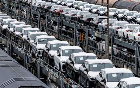Criza din Industria Auto Germană: O Analiză a Pierderii a 225.000 de Locuri de Muncă și Impactul Asupra Viitorului Economic
