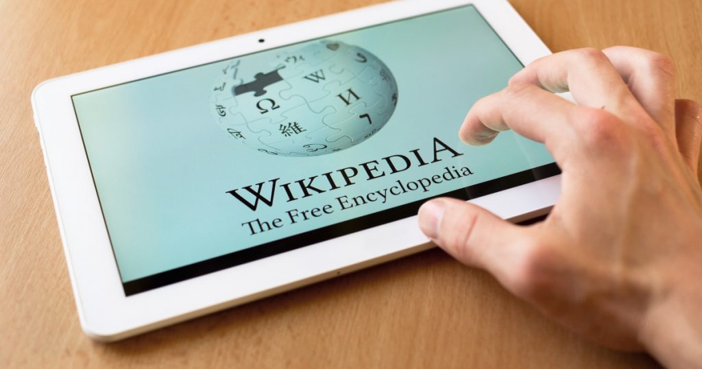 Wikipedia și Inteligența Artificială: Provocările Încrederii și Viitorul Colaborării