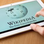 Wikipedia și Inteligența Artificială: Provocările Încrederii și Viitorul Colaborării