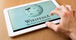 Wikipedia și Inteligența Artificială: Provocările Încrederii și Viitorul Colaborării
