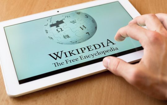 Wikipedia și Inteligența Artificială: Provocările Încrederii și Viitorul Colaborării