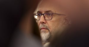 Strategii Politice și Implicațiile Votului pentru Guvernul Veștea: Analiza Șahului Politic Dintre George Simion și Kelemen Hunor