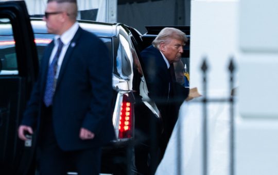 Popularitatea lui Trump la cel mai scăzut nivel: Analiza nemulțumirilor americane și impactul asupra alegerilor intermediare