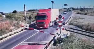 Infracțiuni la trecerile feroviare: Un incident șocant în Constanța și implicațiile sale