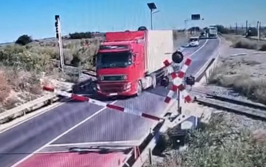 Infracțiuni la trecerile feroviare: Un incident șocant în Constanța și implicațiile sale