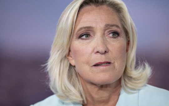 Marine Le Pen și Critica față de Donald Trump: O Analiză a Tensiunilor între Extremele Dreapta Europeană și Politica Americană
