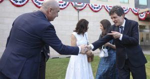 Întâlnirea simbolică de la Ambasada SUA: Mesajele politice ale lui Nicușor Dan și Ilie Bolojan