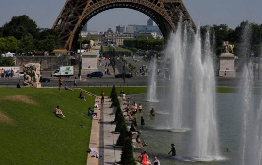 Canicula Extremă în Franța: Impactul Temperaturilor Record Asupra Infrastructurii și Vieții Cotidiene