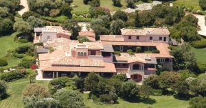 Vânzarea Vilei Certosa: O analiză a moștenirii lui Berlusconi și a influenței Qatarului în Sardinia