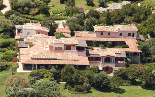 Vânzarea Vilei Certosa: O analiză a moștenirii lui Berlusconi și a influenței Qatarului în Sardinia