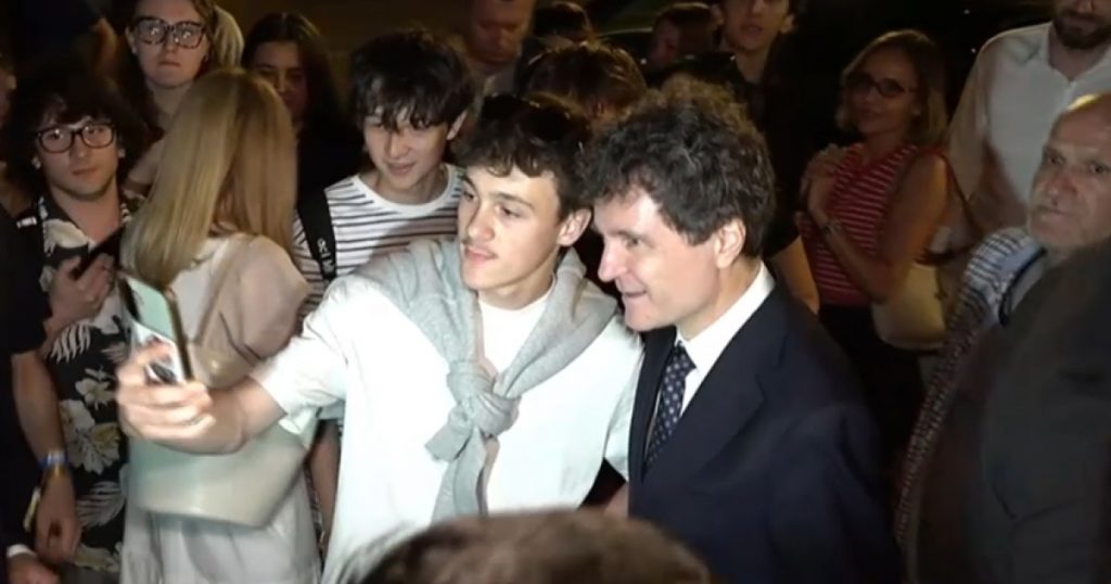Nicușor Dan și Reacția la Protestele Societății Civile: O Analiză a Contextului Politic și Social