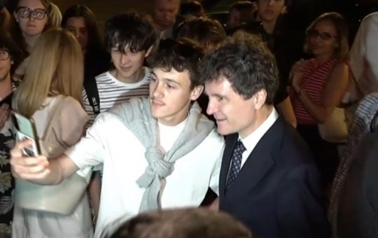 Nicușor Dan și Reacția la Protestele Societății Civile: O Analiză a Contextului Politic și Social