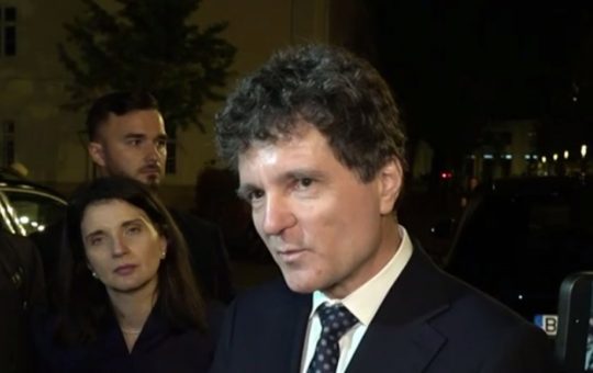 Tensiuni Politice în România: Asigurările lui Nicușor Dan pentru Guvernul Veștea și Provocările Votului