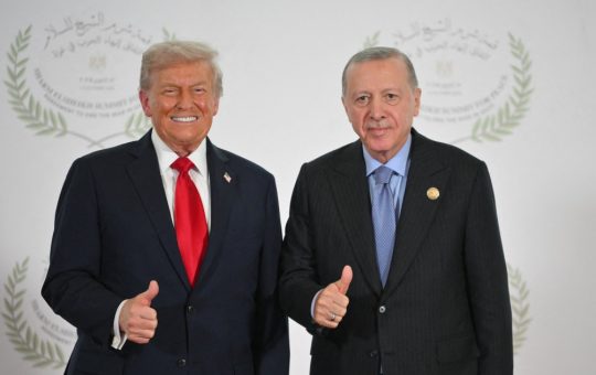 Donald Trump la Summitul NATO din Turcia: O Analiză a Relațiilor Internaționale și a Diplomatului Erdogan