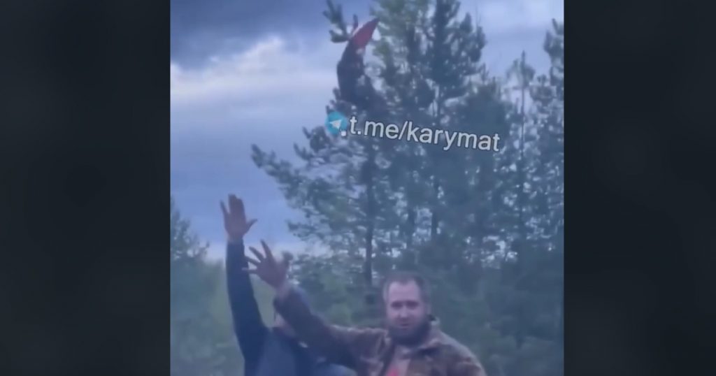 Incidentul simbolic: Căderea unui bărbat în încercarea de a arbora steagul URSS în Rusia