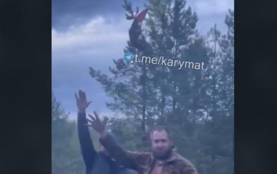Incidentul simbolic: Căderea unui bărbat în încercarea de a arbora steagul URSS în Rusia