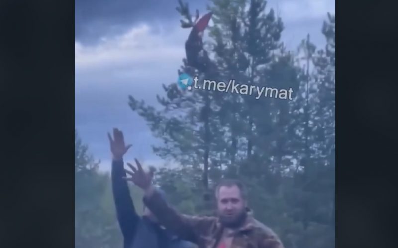 Incidentul simbolic: Căderea unui bărbat în încercarea de a arbora steagul URSS în Rusia