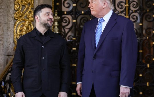 Schimbări Strategice în Politica Americană: Donald Trump și Volodimir Zelenski în Contextul Războiului din Ucraina