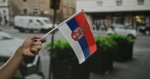 Atenționare de călătorie pentru românii care se îndreaptă spre Serbia: Context, implicații și măsuri de siguranță