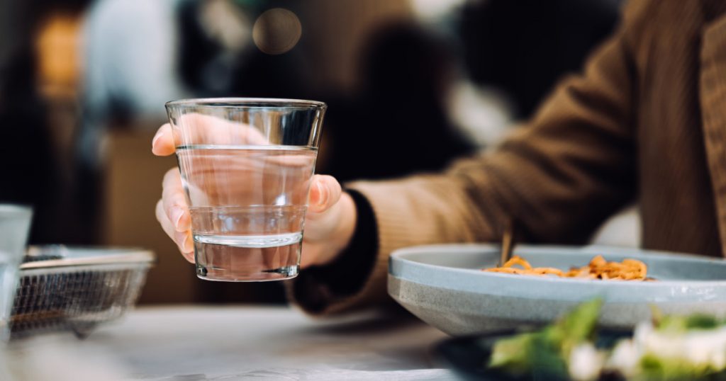 Dreptul la apă: Inițiativa legislativă care ar putea transforma experiența dining-ului în România