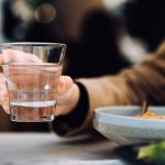 Dreptul la apă: Inițiativa legislativă care ar putea transforma experiența dining-ului în România