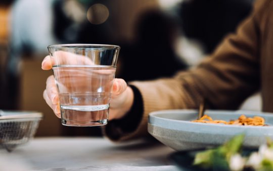 Dreptul la apă: Inițiativa legislativă care ar putea transforma experiența dining-ului în România