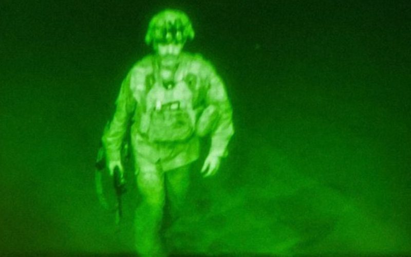 Demisia Generalului Chris Donahue: O Analiză a Impactului și Contextului Militar Global