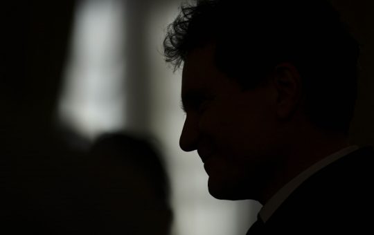 Nicușor Dan în fața provocărilor politice: Criza guvernamentală din București și implicațiile sale