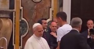 David Popovici și Impactul său asupra Natației: Întâlnirea cu Papa și Provocările Viitoare