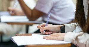 Evaluarea Națională 2026: Ultimul Examen pentru Absolvenții de Clasă a VIII-a și Implicațiile Sale Sociale și Educaționale