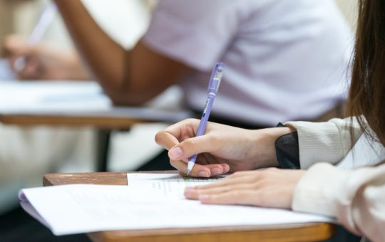 Evaluarea Națională 2026: Ultimul Examen pentru Absolvenții de Clasă a VIII-a și Implicațiile Sale Sociale și Educaționale