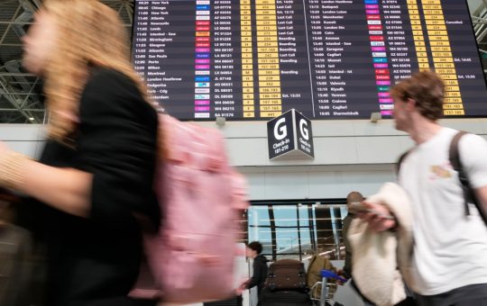 Provocările sistemului biometric de intrare în UE: Aeroporturile din Roma cer soluții rapide pentru a evita haosul estival