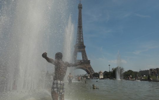 Canicula Europeană: Impactul Extremei Călduri asupra Sănătății Publice și Măsurile Adoptate în Paris