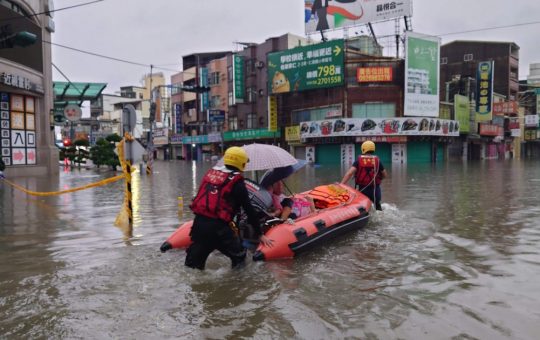 Impactul Taifunului Mekkhala: Evacuarea Masivă a 2 Milioane de Oameni în Japonia și Ravagiile din Taiwan