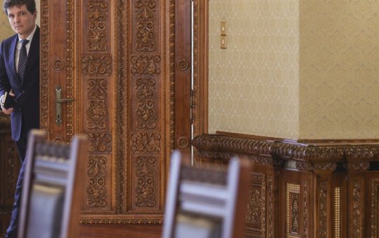 Tensiuni Politice la Cotroceni: Analiza Discuțiilor Dintre Nicușor Dan și Partidele Politice
