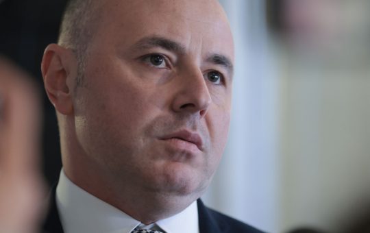 Între reabilitare politică și blocaj guvernamental: Analiza tensiunilor dintre PNL, Nicușor Dan și PSD