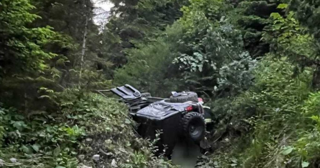 Accident rutier grav în județul Bacău: Două persoane rănite după o cădere spectaculoasă într-o râpă